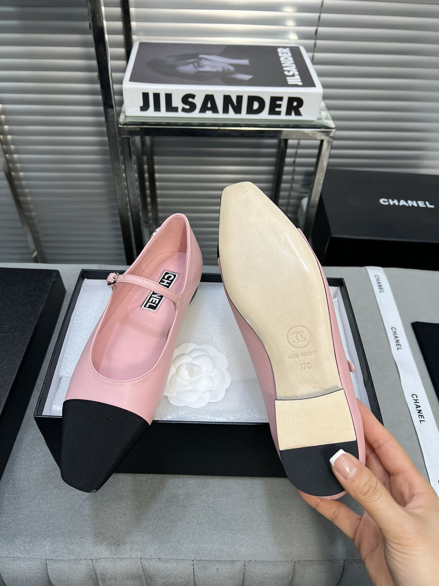 ua Ch*el mary janes  lambskin