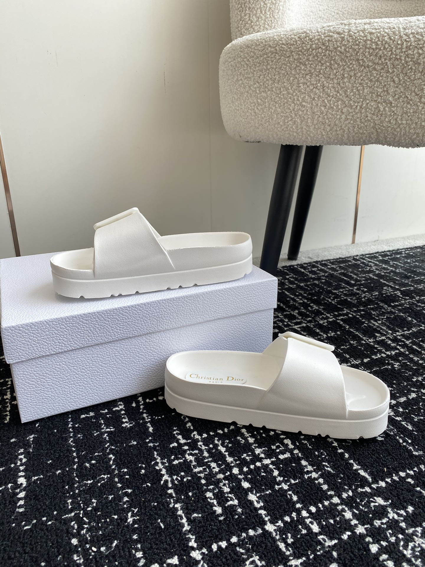 ua D*or slide white